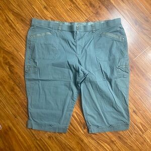 Gloria Vanderbilt Womens Gray Green Cargo Bermuda Shorts Size 24W Casual Coastal